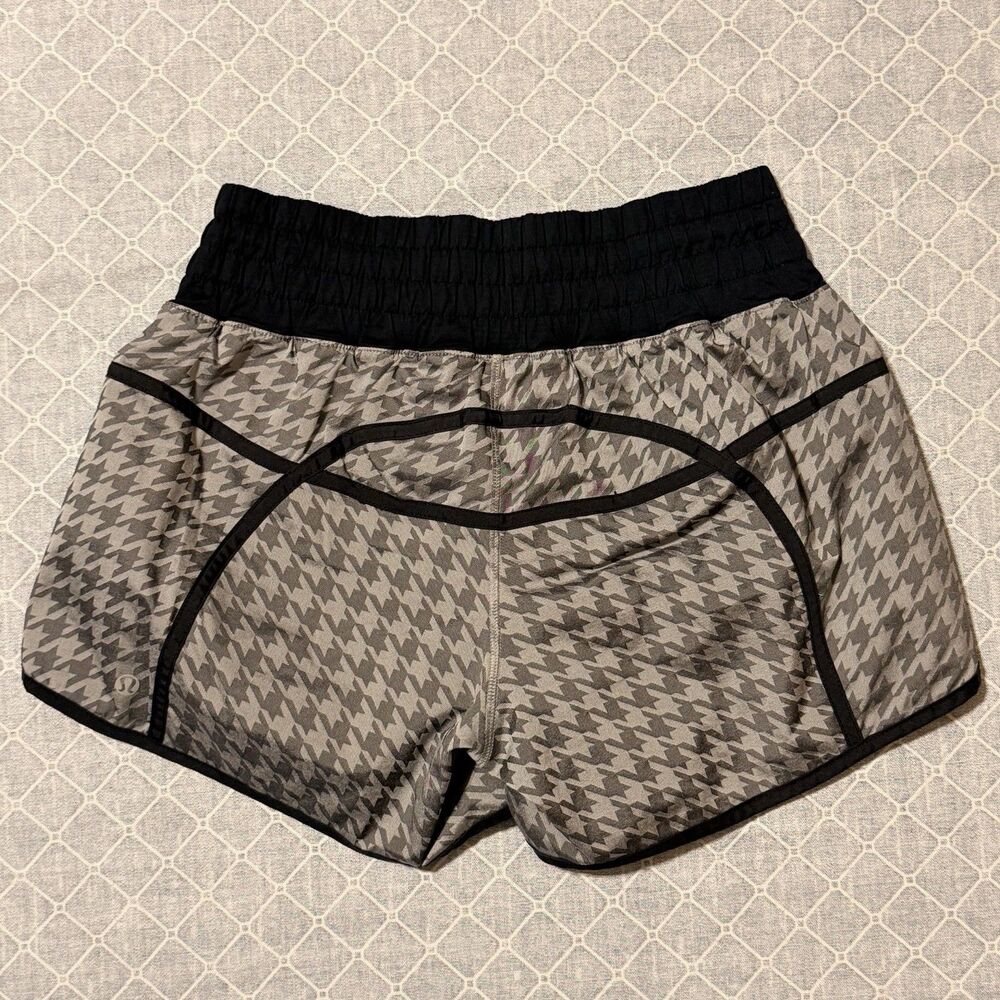 Lululemon Women's Hotty Hot Shorts Lined 4' inseam High Rise Size 8 Gray Black
